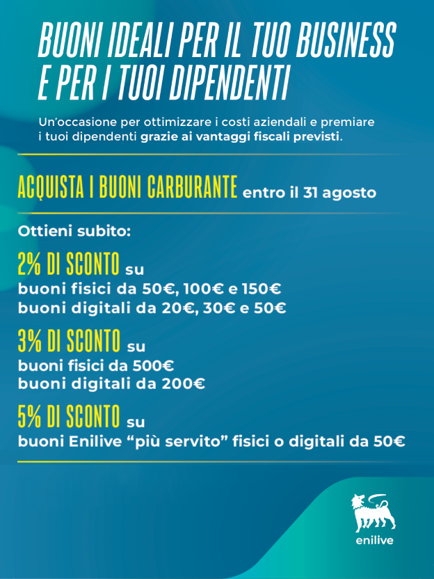 Donna sorridente che lavora al computer